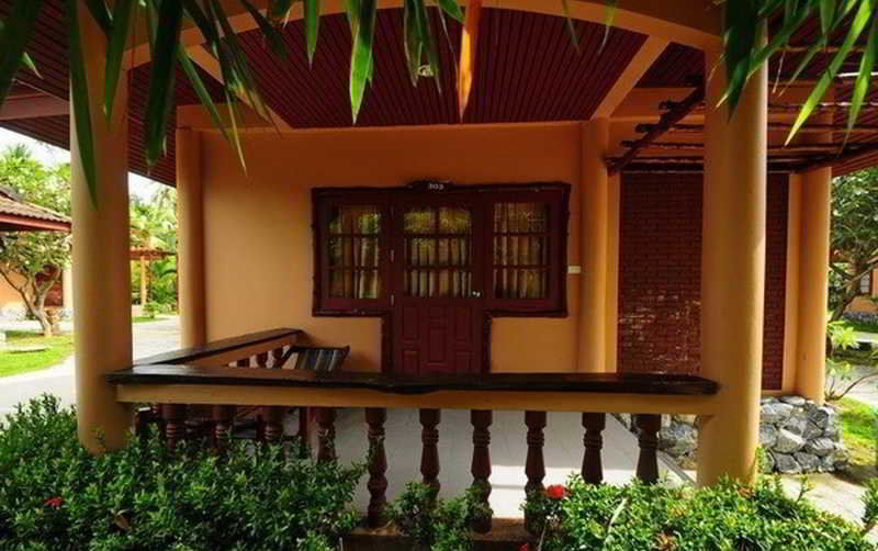 Alongkot Beach Resort Khanom Exterior photo
